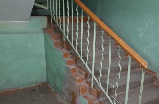 В одном из многоквартирных домов Соликамска никак не могут доделать ремонт в подъезде